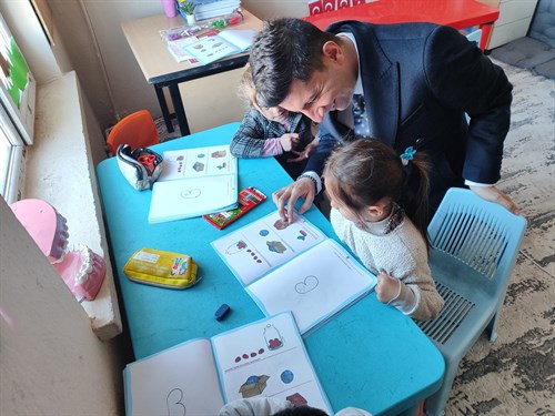 İlçe Kaymakamımız Sayın Eyup GÜRDAL, Kazlıgöl İlkokulu İle Anaokulunda öğretmenlerimizi ziyaret Etti.