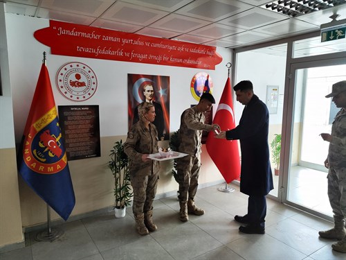 İlçe Kaymakamımız Sayın Eyup GÜRDAL, İlçe Jandarma Komutanlığında askerlerimizin bayramını kutladı. Akabinde Ziyaret Kayıt Defterini imzaladı.